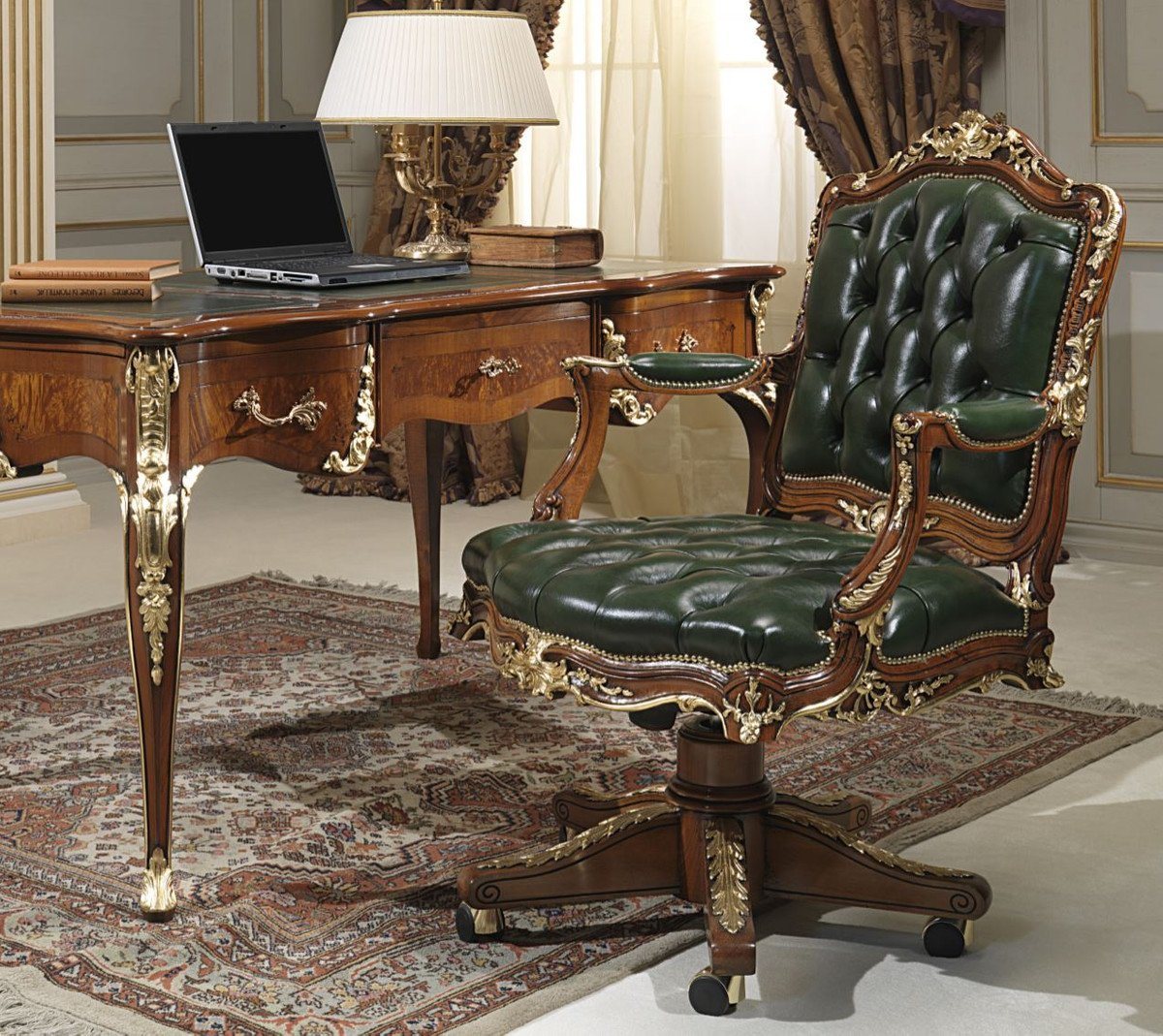 Casa Padrino Schreibtisch Luxus Barock Schreibtisch Grün / Braun / Gold 156 x 88 x H. 80 cm - Prunkvoller handgefertigter Massivholz Bürotisch mit Echtleder - Barock Büromöbel - Luxus Qualität Casa Padrino Schreibtisch Luxus Barock Schreibtisch Grün / Braun / Gold 156 x 88 x H. 80 cm - Prunkvoller handgefertigter Massivholz Bürotisch mit Echtleder - Barock Büromöbel - Luxus Qualität von Casa Padrino
