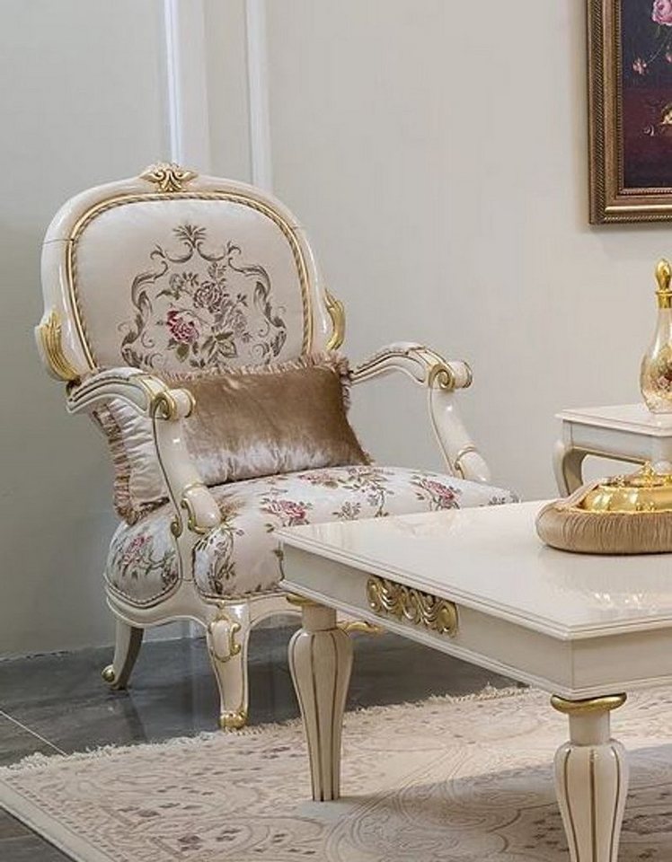 Casa Padrino Sessel Luxus Barock Sessel Creme / Weiß / Gold 73 x 60 x H. 111 cm - Prunkvoller Wohnzimmer Sessel mit Blumenmuster und dekorativem Kissen - Barock Wohnzimmer Möbel von Casa Padrino