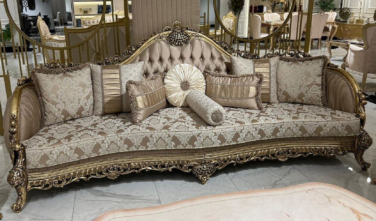 Casa Padrino Sofa Luxus Barock Sofa Braun / Weiß / Gold - Handgefertigtes Wohnzimmer Sofa mit elegantem Muster und dekorativen Kissen - Prunkvolle Wohnzimmer Möbel im Barockstil von Casa Padrino