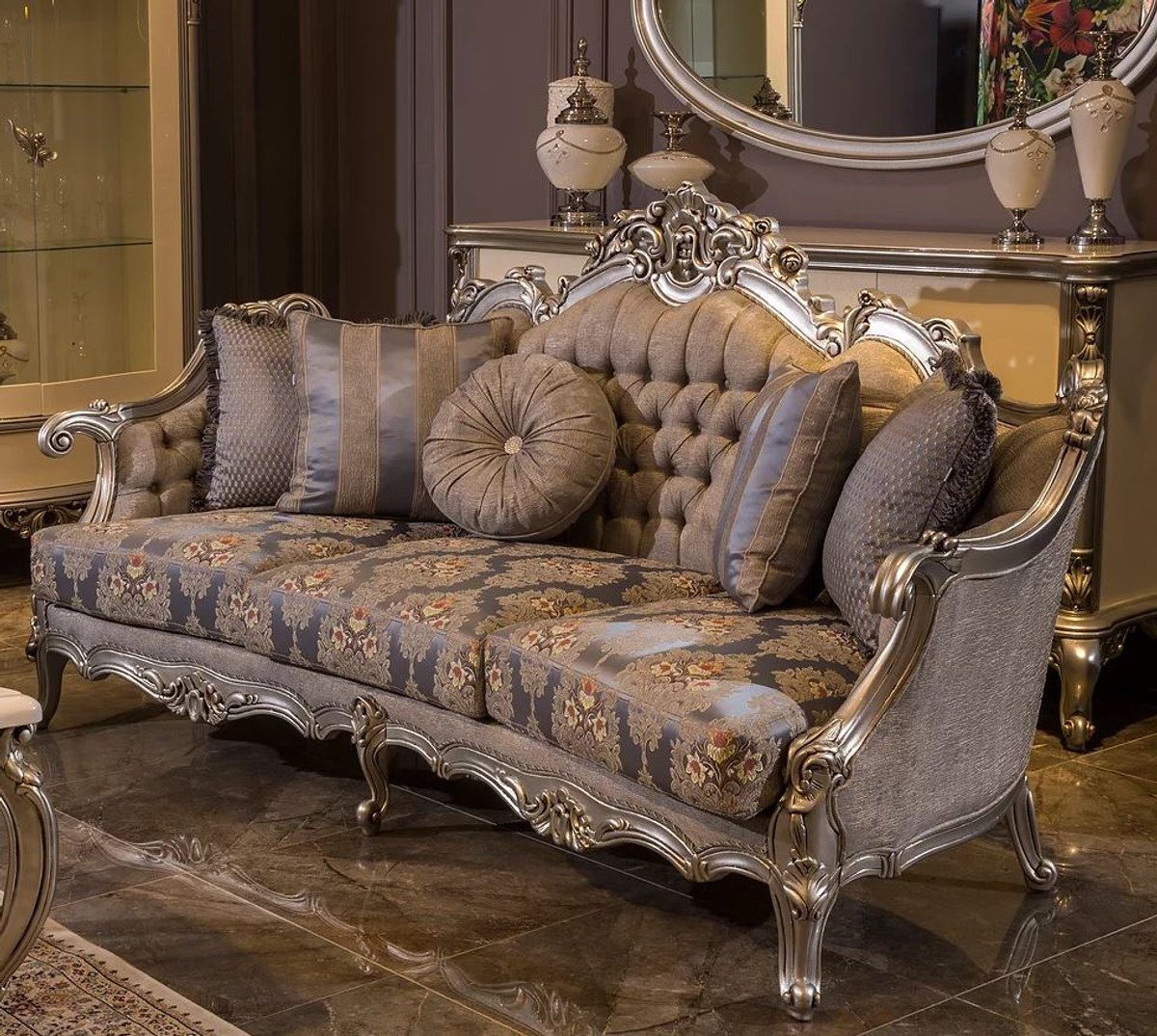 Casa Padrino Sofa Luxus Barock Sofa Grau / Blau / Silber 227 x 93 x H. 117 cm - Prunkvolles Wohnzimmer Sofa mit Blumenmuster und dekorativen Kissen - Barock Wohnzimmer Möbel von Casa Padrino