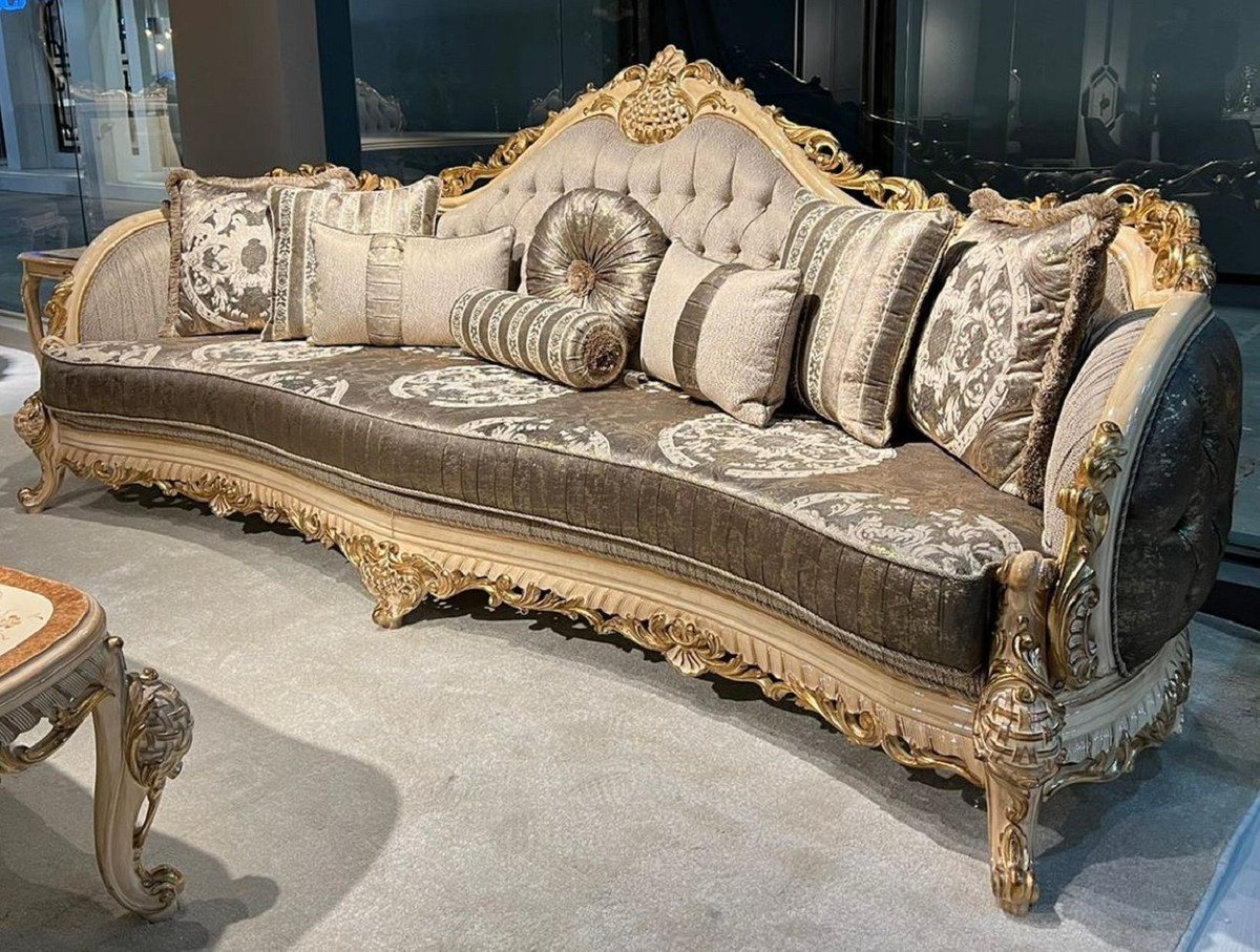 Casa Padrino Sofa Luxus Barock Sofa Grau / Braun / Naturfarben / Gold - Handgefertigtes Wohnzimmer Sofa mit elegantem Muster und dekorativen Kissen - Prunkvolle Wohnzimmer Möbel im Barockstil von Casa Padrino