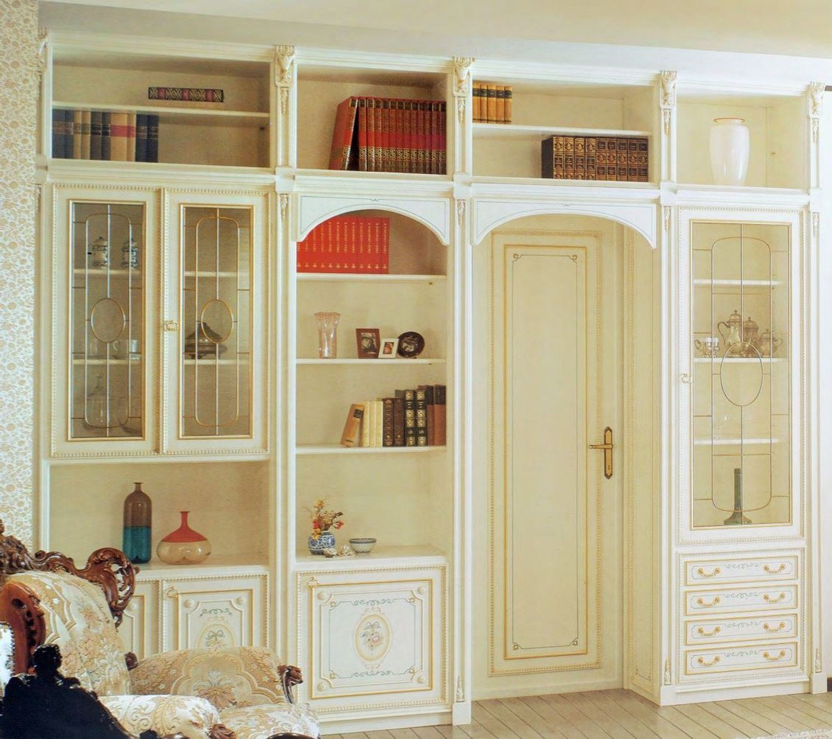 Casa Padrino Stauraumschrank Luxus Barock Schrank Weiß / Mehrfarbig / Gold - Handgefertigter Wohnzimmerschrank im Barockstil - Barock Wohnzimmer Möbel - Luxus Qualität - Made in Italy von Casa Padrino