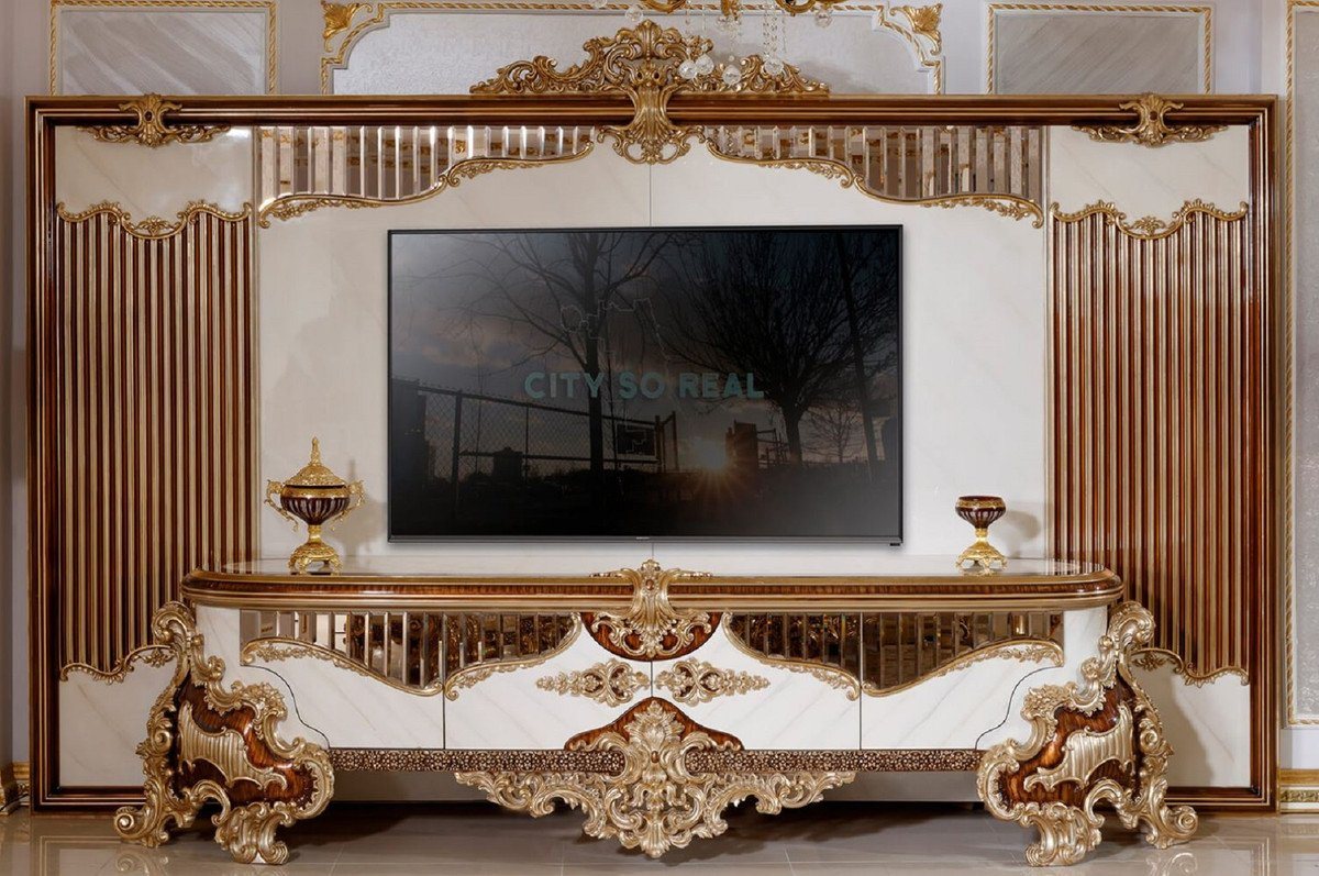 Casa Padrino TV-Schrank Casa Padrino Luxus Barock TV Schrank Weiß / Braun / Gold - Prunkvolles Wohnzimmer Sideboard mit Rückwand - Barock Wohnzimmer Möbel - Luxus Möbel im Barockstil - Edel & Prunkvoll von Casa Padrino