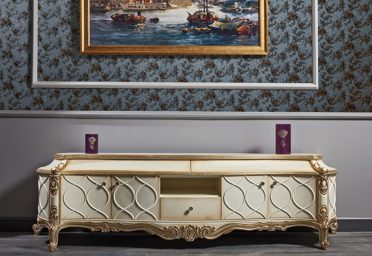 Casa Padrino TV-Schrank Luxus Barock Fernsehschrank Weiß / Antik Gold 242 x 65 x H. 70 cm - Prunkvoller Barock Wohnzimmerschrank mit 4 Türen und 3 Schubladen Casa Padrino TV-Schrank Luxus Barock Fernsehschrank Weiß / Antik Gold 242 x 65 x H. 70 cm - Prunkvoller Barock Wohnzimmerschrank mit 4 Türen und 3 Schubladen von Casa Padrino