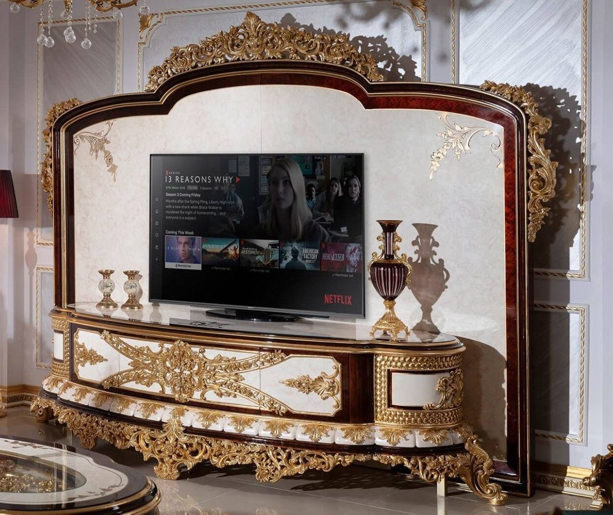 Casa Padrino TV-Schrank Luxus Barock TV Schrank Weiß / Braun / Gold - Prunkvolles Wohnzimmer Sideboard mit Rückwand - Barock Wohnzimmer Möbel - Edel & Prunkvoll von Casa Padrino