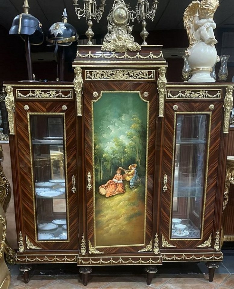 Casa Padrino Vitrine Casa Padrino Barock Vitrine Braun / Mehrfarbig / Gold - Handgefertigter Massivholz Antik Stil Vitrinenschrank mit 3 Türen - Barock Möbel - Antik Stil Möbel - Wohnzimmer Möbel im Barockstil von Casa Padrino