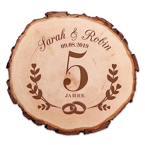 Baumscheibe mit Gravur, Deko Holzscheibe zur hölzernen Hochzeit, Personalisierte Holzplatte, Geschenk zum 5 Hochzeitstag, Holzhochzeit Geschenke, Hölzerne Hochzeit Geschenk, Natur Holz Untersetzer von Casa Vivente