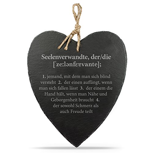 Schieferherz mit Gravur " Definition Seelenverwandte " - Schiefertafel - 23 cm x 27 cm x 0,6 mm - mit Jute Band zum Aufhängen Schieferherz mit Gravur " Definition Seelenverwandte " - Schiefertafel - 23 cm x 27 cm x 0,6 mm - mit Jute Band zum Aufhängen von Casa Vivente