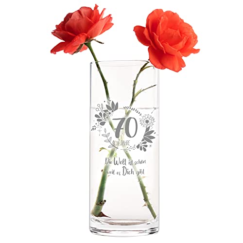 Casa Vivente Vase zum 70. Geburtstag mit süßer Gravur, Runde Glasvase mit Alter und Spruch als Geburtstagsgeschenk für Frauen, Blumenvase für Moderne Deko Casa Vivente Vase zum 70. Geburtstag mit süßer Gravur, Runde Glasvase mit Alter und Spruch als Geburtstagsgeschenk für Frauen, Blumenvase für Moderne Deko von Casa Vivente