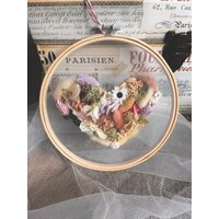 Getrocknete Blumen Herz Kunst Personalisierter Stickrahmen, Boho Dekor von CasaAndFlores