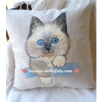 Kissen Mit Handgemalter Katze, Malerei Auf Stoff Dem Bild Eines Haustieres, Porträt Einer Welpenkatze Gemalt von CasaDelleFate
