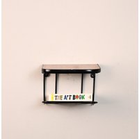 Schwebendes Vintage Regal Aus Teakholz Und Schwarzem Metall Schwebendes Vintage Regal Aus Teakholz Und Schwarzem Metall von CasaFika