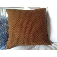 Hand Gestrickter Brauner Wellenstich Aran Kissenbezug von Casabellaknits