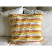 Hand Gestricktes "Sunrise Stripe' Aran Kissen von Casabellaknits