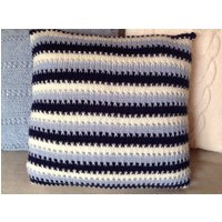 Handgestrickte Blau Gestreifte Kissenhülle von Casabellaknits