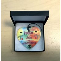 Herz Geformt Peace Love & Groovity Keramik Ornament von Caskalrecognition