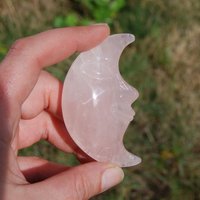 Rosenquarz-Kristall-Mond Handgeschnitztes Männergesicht von CasparCuriosities