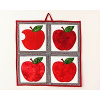 Apple Wandbehang Lehrer Geschenk Country Farmhouse Custom Made To Order Table Topper Runner von CassysQuilts