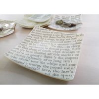Weiler Schmuckschale, Creme Verschmolzenes Glas Mit Text Aus Antiker Kopie Von Shakespeares Hamlet von CastraGlass