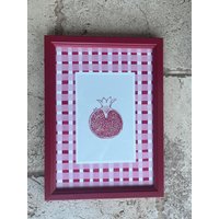 Handgemalter Granatapfel Kunstdruck in Rotem Bilderrahmen von CatDearlove