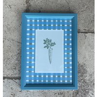 Karotte Line Art Print Handgemalter Blauer Rahmen von CatDearlove