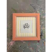 Gerahmter Krebs Kunstdruck Handbemalter Rahmen in Lachsrosa von CatDearlove