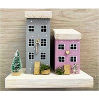 Holzhäuschen Deko in Grau Und Lila, Weihnachtshäuser Auf Weißer Holzplatte, Winterliche Weihnachtsdekoration, Perfektes Weihnachtsgeschenk Holzhäuschen Deko in Grau Und Lila, Weihnachtshäuser Auf Weißer Holzplatte, Winterliche Weihnachtsdekoration, Perfektes Weihnachtsgeschenk von CatVanCrafts