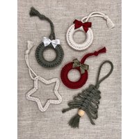 5Er Set Weihnachtsanhänger | Variante 1 Makramee Kränzchen Dekoration Christbaumschmuck Geschenkanhänger Weihnachtsornamente 5Er Set Weihnachtsanhänger | Variante 1 Makramee Kränzchen Dekoration Christbaumschmuck Geschenkanhänger Weihnachtsornamente von CataleyaClarice