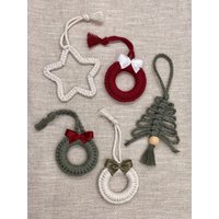 5Er Set Weihnachtsanhänger | Variante 2 Makramee Kränzchen Dekoration Christbaumschmuck Geschenkanhänger Weihnachtsornamente 5Er Set Weihnachtsanhänger | Variante 2 Makramee Kränzchen Dekoration Christbaumschmuck Geschenkanhänger Weihnachtsornamente von CataleyaClarice