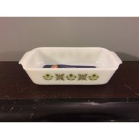 Glas Loaf Pan Backen Gericht Feuer König Neue Alte Lager 1960Er Jahre Vintage 1970Er Retro Wiese Grün Muster 5 "x 9" 1 Qt Mitte Des Jahrhunderts von CatamountCurios