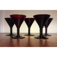 Set Von 5 Vintage Dunkel Rot Martini-Förmige Kleine Cordial Oder Sampler Twist Stemware Gläser von CatamountCurios