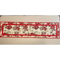 Tischläufer Aus Weihnachtsstern Und Tannenzapfen von Catelynshandcrafted