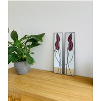 Gegenüberliegendes Paar Tulpen in Rot Rennie Mackintosh Stil Buntglas Effekt Spiegel Handarbeit Geschenk Catfish Glas Art Deco 10x40cm von Catfishglass