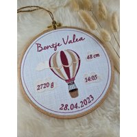 Stickrahmen Mit Besticktem Stoff, Heißluftballon, Name Und Geburtsdaten von CathisStickstuebchen