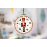 Weihnachtlicher Stickrahmen Mit Nussknacker von CathisStickstuebchen