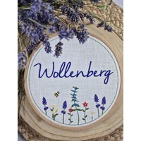 stickrahmen/Türschild Mit Namen Und Blumen Auf Leinen von CathisStickstuebchen