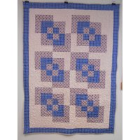 Blockhaus Variation Überwurf/Lap Quilt, Blau Und Tan Knoten Wurf Quilt, 47" X 66" von Cathithesewingaddict