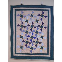 Freundschaftsstern Und Windrad Wurfdecke, Hunter Green Friendship Star & Shades Of Blue Pinwheel Throw Quilt 40" X 61" von Cathithesewingaddict