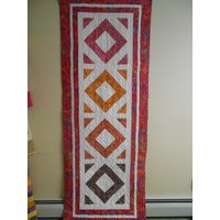 Gesteppter Bettläufer, Batik Diamant 86cm X 238cm von Cathithesewingaddict