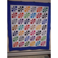 Handgefertigte Steppdecke, Voller Größe Quilt, Veränderte Zustände, Disapearing Vier Patch Primäre Dot Moderne Quilt 70 "x 79" von Cathithesewingaddict