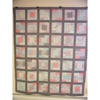 Handgemachter Charm Square Twin Quilt Moderner Grauer Schärpenquilt | 66 "x 77" Handgemachter Charm Square Twin Quilt Moderner Grauer Schärpenquilt | 66 "x 77" von Cathithesewingaddict