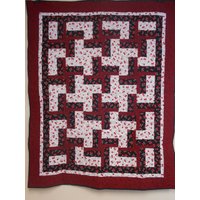 Quilt, Handgemachte Cherry Twist Jugend Rot Und Schwarz 46" X 58" von Cathithesewingaddict