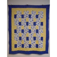 Quilt, Handgemachte Überwurf Blau Floral Und Gelb Wurf Quilt 50" X 60" von Cathithesewingaddict