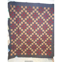 Quilt, Queen-Size-steppdecke, Neun Patch Land Marine, Burgunder Und Tan Quilt 84 "x 92" von Cathithesewingaddict