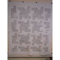 Quilt, Voller Größe Moderne Blockhaus Schattierungen Von Grau Blockhaus-Quilt, 71 "x 82" von Cathithesewingaddict