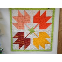 Quilted Maple Leaf Wandbehang, Kleiner Quilt, Gestepptes Ahornblatt, Ahornblatt von Cathithesewingaddict