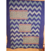 Regenbogen-Fisch-Quilt, Voller Größe Regenbogenfisch Und Blauen Chevron Wave Bett Decke, 74 "x 89" von Cathithesewingaddict