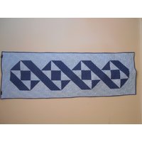 steppdecke, Handgemachte Gesteppter Bettläufer, Blauer Twist Of Blue, 26" X 75" von Cathithesewingaddict