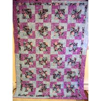 xl Full Size Quilt, Light Blue & Purple Roses Town Square Quilt 71 "x 93" von Cathithesewingaddict