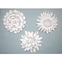 3D Ton Blumen Galeriewand 3Er Set - Wandskulpturen Weiß Modernes Wohndekor Blumenwandkunst von CathySavelsArt